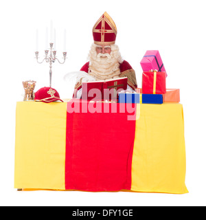 Sinterklaas sta lavorando alla sua scrivania, a sfondo bianco Foto Stock