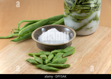 Salata fagioli verde - un antico e tradizionale modo di preservare i fagioli freschi per uso futuro. Regno Unito. Foto Stock