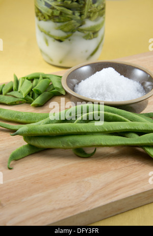 Salata fagioli verde - un antico e tradizionale modo di preservare i fagioli freschi per uso futuro. Regno Unito. Foto Stock