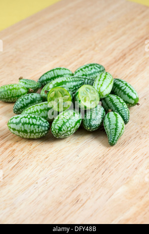 Piccolo cucamelons / mouse frutti di melone (Melothria scabra). Regno Unito Foto Stock