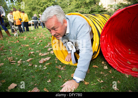 Londra, Regno Unito. Giovedì 10 ottobre 2013. Il vincitore Alan Duncan MP e noodle, un Cocker Spaniel / Poodle croce. MPs e i loro cani a competere in Westminster cane dell'anno concorso celebra l'unico legame tra uomo e cane - e mira a promuovere la responsabilità di proprietà del cane. Credito: Michael Kemp/Alamy Live News Foto Stock