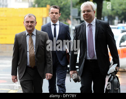 Antonin Kolacek (sinistra) arriva ad un tribunale penale di Bellinzona, Svizzera giovedì 10 ottobre, 2013. Il tribunale svizzero trovato colpevole Jiri Divis, Antonin Kolacek, Marek Cmejla, Petr Kraus e Oldrich Klimecky, Repubblica Ceca gestori del MUS Coal Mining Company, frode e riciclaggio di denaro. Kraus e Kolacek immediatamente sono stati arrestati. Il resto non erano presenti in aula. Jacques belga de Groote, 86 anni, è stato solo condannato a una pena pecuniaria. La Corte ha riservato le frasi di 16 a 52 mesi. Kolacek è stato condannato a quattro anni e quattro mesi in carcere, Klimecky a thr Foto Stock