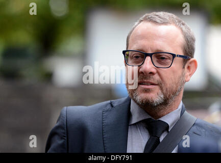 Petr Kraus arriva a un tribunale penale di Bellinzona, Svizzera giovedì 10 ottobre, 2013. Il tribunale svizzero trovato colpevole Jiri Divis, Antonin Kolacek, Marek Cmejla, Petr Kraus e Oldrich Klimecky, Repubblica Ceca gestori del MUS Coal Mining Company, frode e riciclaggio di denaro. Kraus e Kolacek immediatamente sono stati arrestati. Il resto non erano presenti in aula. Jacques belga de Groote, 86 anni, è stato solo condannato a una pena pecuniaria. La Corte ha riservato le frasi di 16 a 52 mesi. Kolacek è stato condannato a quattro anni e quattro mesi in carcere, Klimecky per tre anni e Foto Stock