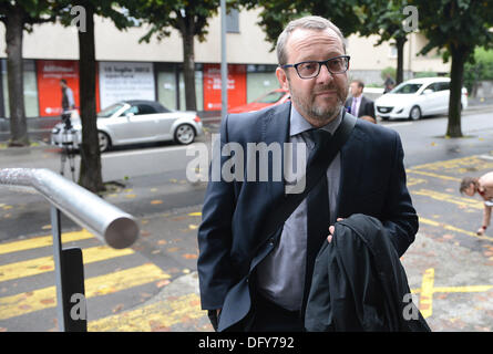 Petr Kraus arriva a un tribunale penale di Bellinzona, Svizzera giovedì 10 ottobre, 2013. Il tribunale svizzero trovato colpevole Jiri Divis, Antonin Kolacek, Marek Cmejla, Petr Kraus e Oldrich Klimecky, Repubblica Ceca gestori del MUS Coal Mining Company, frode e riciclaggio di denaro. Kraus e Kolacek immediatamente sono stati arrestati. Il resto non erano presenti in aula. Jacques belga de Groote, 86 anni, è stato solo condannato a una pena pecuniaria. La Corte ha riservato le frasi di 16 a 52 mesi. Kolacek è stato condannato a quattro anni e quattro mesi in carcere, Klimecky per tre anni e Foto Stock