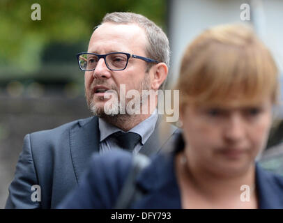 Petr Kraus arriva a un tribunale penale di Bellinzona, Svizzera giovedì 10 ottobre, 2013. Il tribunale svizzero trovato colpevole Jiri Divis, Antonin Kolacek, Marek Cmejla, Petr Kraus e Oldrich Klimecky, Repubblica Ceca gestori del MUS Coal Mining Company, frode e riciclaggio di denaro. Kraus e Kolacek immediatamente sono stati arrestati. Il resto non erano presenti in aula. Jacques belga de Groote, 86 anni, è stato solo condannato a una pena pecuniaria. La Corte ha riservato le frasi di 16 a 52 mesi. Kolacek è stato condannato a quattro anni e quattro mesi in carcere, Klimecky per tre anni e Foto Stock