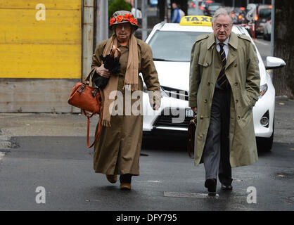 Jacques de Groote (accompagnato da sua moglie) arriva ad un tribunale penale di Bellinzona, Svizzera giovedì 10 ottobre, 2013. Il tribunale svizzero trovato colpevole Jiri Divis, Antonin Kolacek, Marek Cmejla, Petr Kraus e Oldrich Klimecky, Repubblica Ceca gestori del MUS Coal Mining Company, frode e riciclaggio di denaro. Kraus e Kolacek immediatamente sono stati arrestati. Il resto non erano presenti in aula. Jacques belga de Groote, 86 anni, è stato solo condannato a una pena pecuniaria. La Corte ha riservato le frasi di 16 a 52 mesi. Kolacek è stato condannato a quattro anni e quattro mesi in pr Foto Stock