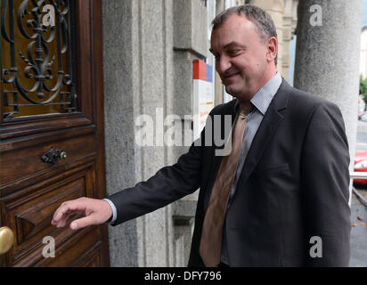 Antonin Kolacek arriva a un tribunale penale di Bellinzona, Svizzera giovedì 10 ottobre, 2013. Il tribunale svizzero trovato colpevole Jiri Divis, Antonin Kolacek, Marek Cmejla, Petr Kraus e Oldrich Klimecky, Repubblica Ceca gestori del MUS Coal Mining Company, frode e riciclaggio di denaro. Kraus e Kolacek immediatamente sono stati arrestati. Il resto non erano presenti in aula. Jacques belga de Groote, 86 anni, è stato solo condannato a una pena pecuniaria. La Corte ha riservato le frasi di 16 a 52 mesi. Kolacek è stato condannato a quattro anni e quattro mesi in carcere, Klimecky a tre anni Foto Stock