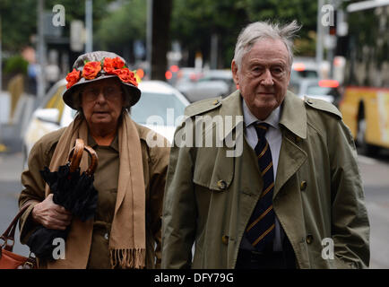 Jacques de Groote (accompagnato da sua moglie) arriva ad un tribunale penale di Bellinzona, Svizzera giovedì 10 ottobre, 2013. Il tribunale svizzero trovato colpevole Jiri Divis, Antonin Kolacek, Marek Cmejla, Petr Kraus e Oldrich Klimecky, Repubblica Ceca gestori del MUS Coal Mining Company, frode e riciclaggio di denaro. Kraus e Kolacek immediatamente sono stati arrestati. Il resto non erano presenti in aula. Jacques belga de Groote, 86 anni, è stato solo condannato a una pena pecuniaria. La Corte ha riservato le frasi di 16 a 52 mesi. Kolacek è stato condannato a quattro anni e quattro mesi in pr Foto Stock