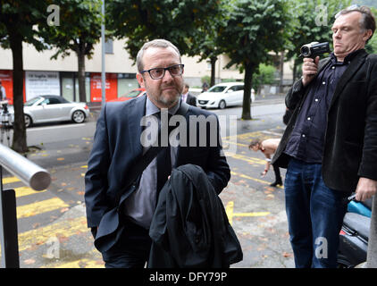 Petr Kraus arriva a un tribunale penale di Bellinzona, Svizzera giovedì 10 ottobre, 2013. Il tribunale svizzero trovato colpevole Jiri Divis, Antonin Kolacek, Marek Cmejla, Petr Kraus e Oldrich Klimecky, Repubblica Ceca gestori del MUS Coal Mining Company, frode e riciclaggio di denaro. Kraus e Kolacek immediatamente sono stati arrestati. Il resto non erano presenti in aula. Jacques belga de Groote, 86 anni, è stato solo condannato a una pena pecuniaria. La Corte ha riservato le frasi di 16 a 52 mesi. Kolacek è stato condannato a quattro anni e quattro mesi in carcere, Klimecky per tre anni e Foto Stock