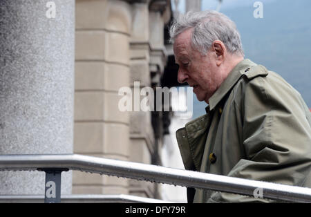 Jacques de Groote arriva a un tribunale penale di Bellinzona, Svizzera giovedì 10 ottobre, 2013. Il tribunale svizzero trovato colpevole Jiri Divis, Antonin Kolacek, Marek Cmejla, Petr Kraus e Oldrich Klimecky, Repubblica Ceca gestori del MUS Coal Mining Company, frode e riciclaggio di denaro. Kraus e Kolacek immediatamente sono stati arrestati. Il resto non erano presenti in aula. Jacques belga de Groote, 86 anni, è stato solo condannato a una pena pecuniaria. La Corte ha riservato le frasi di 16 a 52 mesi. Kolacek è stato condannato a quattro anni e quattro mesi in carcere, Klimecky a tre ye Foto Stock