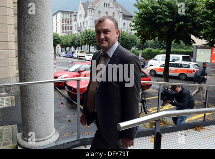 Antonin Kolacek arriva a un tribunale penale di Bellinzona, Svizzera giovedì 10 ottobre, 2013. Il tribunale svizzero trovato colpevole Jiri Divis, Antonin Kolacek, Marek Cmejla, Petr Kraus e Oldrich Klimecky, Repubblica Ceca gestori del MUS Coal Mining Company, frode e riciclaggio di denaro. Kraus e Kolacek immediatamente sono stati arrestati. Il resto non erano presenti in aula. Jacques belga de Groote, 86 anni, è stato solo condannato a una pena pecuniaria. La Corte ha riservato le frasi di 16 a 52 mesi. Kolacek è stato condannato a quattro anni e quattro mesi in carcere, Klimecky a tre anni Foto Stock