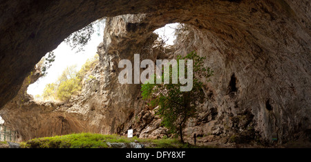 Vela spila (grande grotta) vicino a Vela Luka sull isola di Korcula, Croazia Foto Stock
