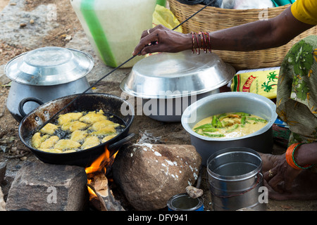 Donna indiana per la cottura fritte baattered chili su strada in una zona rurale villaggio indiano. Andhra Pradesh, India Foto Stock