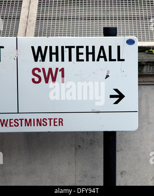Un cartello stradale in Whitehall, Londra Foto Stock