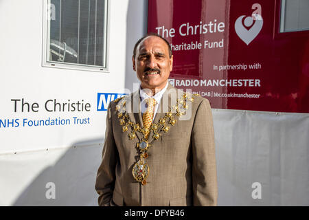 Manchester, Regno Unito. 10 ottobre, 2013. Signore sindaci di tutte le maggiori regioni di Manchester per partecipare all'evento. Credito: Steven Purcell/Alamy Live News Foto Stock