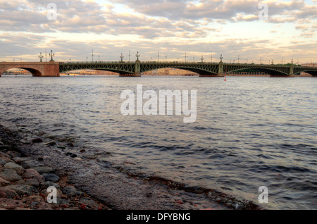 Trinità ponte sul fiume Neva a San Pietroburgo, Russia Foto Stock