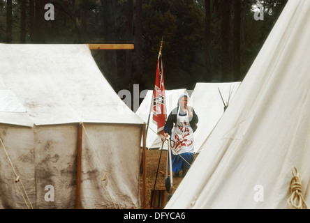 L'infermiera ritorna dal campo di battaglia durante la Guerra Civile rievocazione storica della Battaglia di Olustee, Florida. Foto Stock