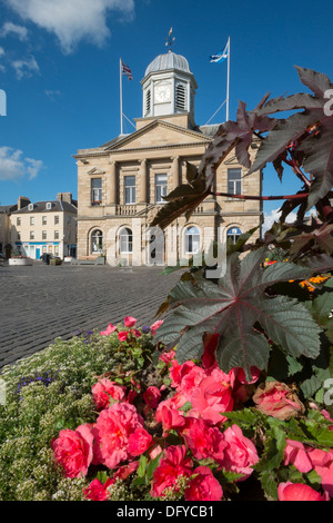 Kelso piazza e municipio con le piantatrici di fioritura in estate, Scozia Foto Stock