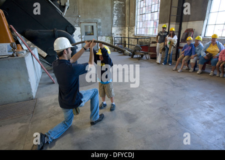 I visitatori di tutto il mondo più grande del paranco a vapore al Quincy miniera di rame nella miniera di Quincy Distretto Storico Nazionale in Hancock. Foto Stock