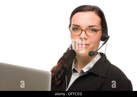 Disponibile razza mista Receptionist nella parte anteriore del computer che indossa la testa di telefono-set isolato su sfondo bianco. Foto Stock