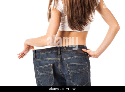 Donna dalla parte posteriore che mostra quanto peso ha perso, isolato su bianco Foto Stock