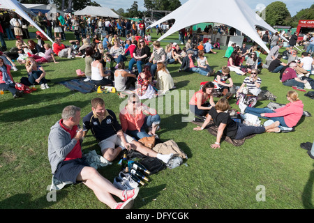 Foodies Festival, Inverleith Park, Edimburgo, Scozia, evento annuale, Agosto. Persone che si rilassano al sole. Foto Stock