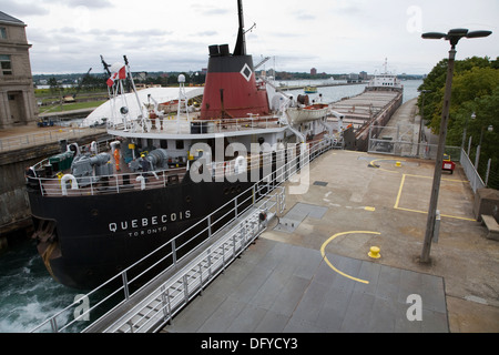 Una nave canadese passa attraverso il MacArthur serratura al Soo serrature di Sault Ste. Marie nell'estremità orientale della penisola. Foto Stock