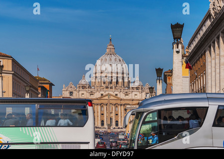 La Basilica di San Pietro , in Via della Conciliazione, lo Stato della Città del Vaticano, Roma, Lazio, l'Italia, Europa Foto Stock