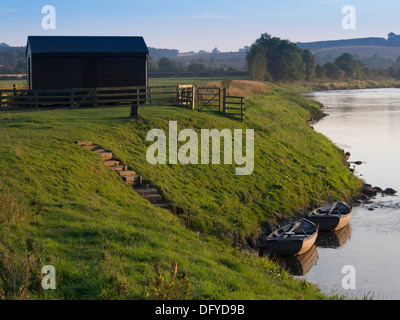 Capanna di pesca e barche in Tweed, Salmon River, a Sprouston, Scottish Borders Foto Stock