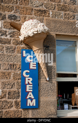 Primo piano dell'annuncio pubblicitario Sign on Wall advertising Ice cream North Yorkshire Inghilterra Regno Unito Gran Bretagna Foto Stock