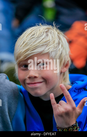 Ragazzo adolescente godendo di un concerto all'aperto nel parco. "Di mostri e uomini, Reykjavik, Islanda Foto Stock