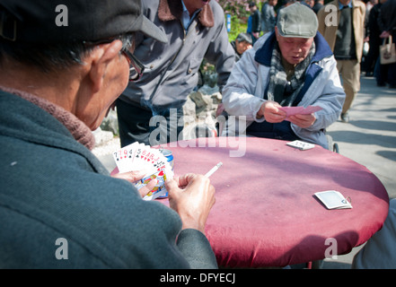 Gli uomini cinesi giocando a carte nelle persone Park - parco pubblico di Huangpu District, Shanghai, Cina Foto Stock