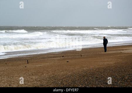 Cley, Norfolk: 10 Ottobre 2013 - Il primo autunno tempeste ha colpito la Costa North Norfolk a Cley-Next-The-Sea come un tempo freddo parte anteriore si sposta da nord portando pesanti piogge e venti forti sulla costa. Foto Stock