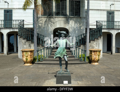 Una statua di James Butler di una giovane ragazza di salto di Monte Palace Gardens Funchal, Madeira Portogallo Foto Stock