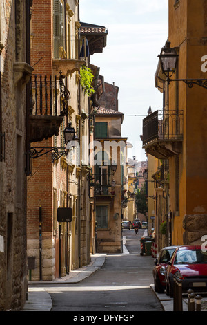 Vecchia strada stretta nella piccola città italiana Foto Stock