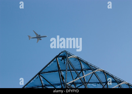 Elevato livello di costruzione lavoro costruttori sul rinnovo del giardino sul tetto 6 Bevis Marks London UK, con bassa Battenti aereo sulla testa Foto Stock