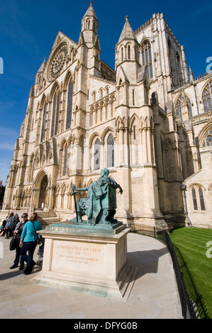 York Minster gran bretagna yorkshire cattedrale statua del primo romano cristiano Costantino Imperatore vicino al transetto sud scultore, Foto Stock