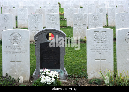 Prima guerra mondiale una tomba del soldato belga tra British WW1 graves al Étaples Cimitero Militare, CWGC più grande in Francia Foto Stock