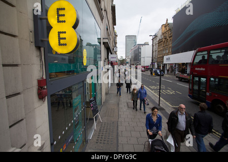 Oxford Street London EE tutto dappertutto rimarchiati t-mobile e mobile di Orange uscita telefono Foto Stock