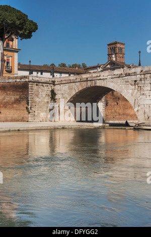Vista del Ponte Cestio, all'Isola Tiberina e alla Basilica di San Bartolomeo all'Isola, Roma, Lazio, l'Italia, Europa Foto Stock