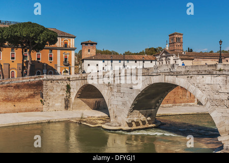 Vista del Ponte Cestio, all'Isola Tiberina e alla Basilica di San Bartolomeo all'Isola, Roma, Lazio, l'Italia, Europa Foto Stock