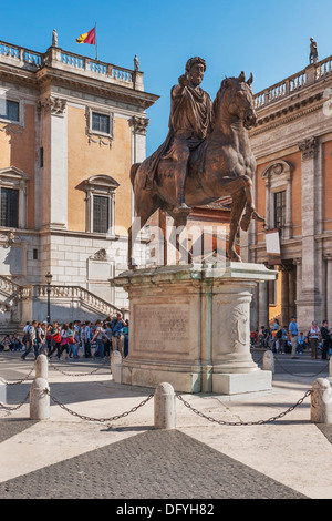 Statua equestre di Marco Aurelio (121-180), che si trova al centro della Piazza del Campidoglio, Roma, Lazio, l'Italia, Europa Foto Stock