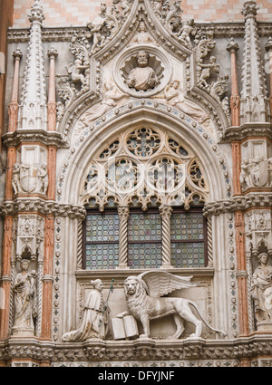 Il Doge e il leone alato scultura sulla facciata del Palazzo del Doge di Venezia Foto Stock