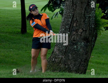 Kuala Lumpur, Malesia. 10 ottobre, 2013. Moriya Jutanugarn della Thailandia colpisce la sfera dal ruvido al terzo foro durante la LPGA Sime Darby dal Kuala Lumpur Golf e Country Club. Credito: Azione Sport Plus/Alamy Live News Foto Stock