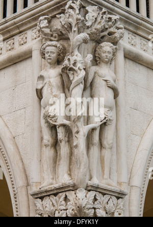 Capitale della colonna a Palazzo Ducale a Venezia mostra dettagli architettonici di Adamo ed Eva Foto Stock