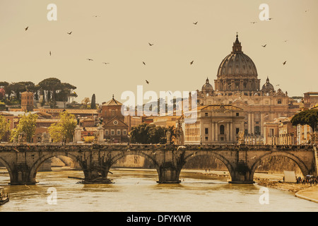 Vista sul fiume Tevere in Vaticano con la cupola della Basilica di San Pietro, lo Stato della Città del Vaticano, Roma, Lazio, l'Italia, Europa Foto Stock