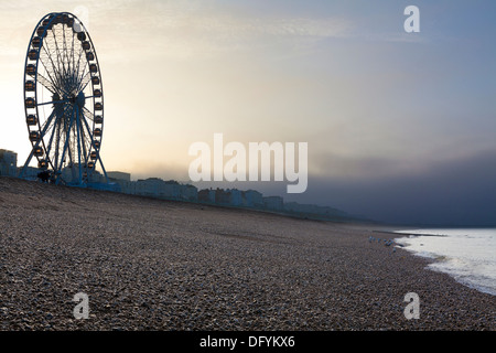 Ruota panoramica Ferris a fronte spiaggia, Brighton, Sussex, Regno Unito Foto Stock