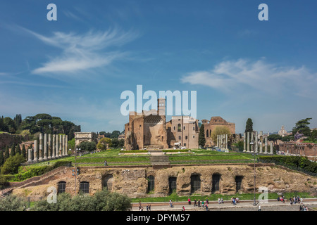 Tempio di Venere e Roma (Templum Veneris et Romae) è situato sulla collina di Velian davanti al Colosseo, Roma, Italia, Europa Foto Stock