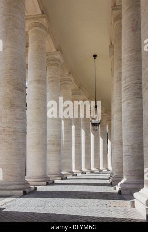 Al Colonnato di Piazza San Pietro (Piazza San Pietro), Città del Vaticano, Roma, Lazio, l'Italia, Europa Foto Stock
