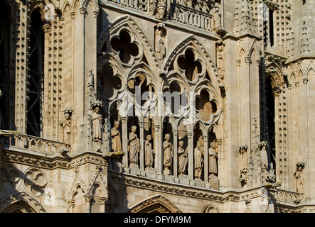 Dettaglio delle arcate gotiche della facciata principale e la parete ovest della cattedrale di Burgos, Burgos, Castilla y Leon. Spagna Foto Stock